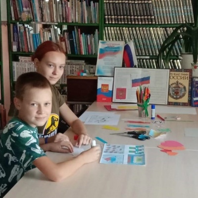 И ГОРДО РЕЕТ ФЛАГ РОССИЙСКИЙ 1